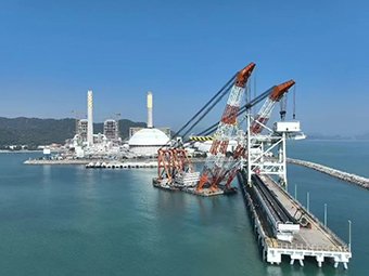華潤(rùn)海豐卸船機(jī)順利吊裝，助力粵港澳大灣區(qū)能源供應(yīng)
